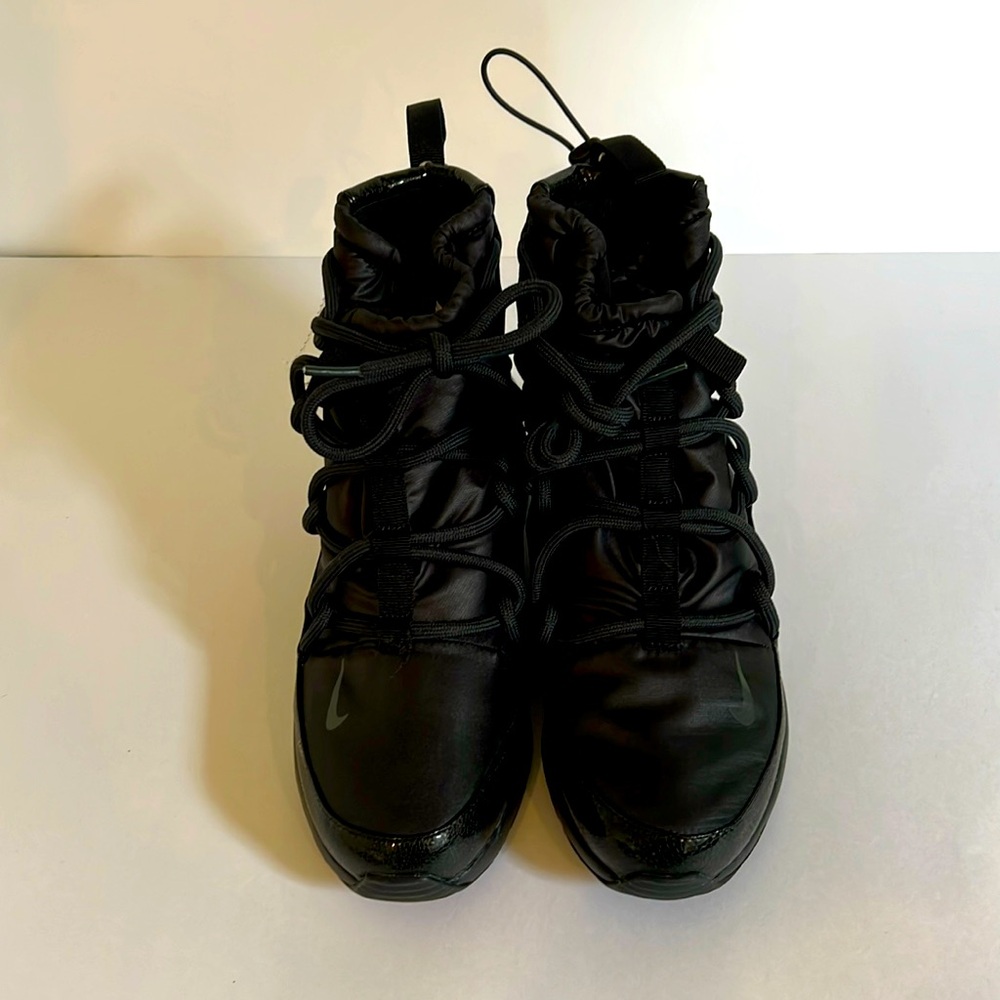 Nike women’s Tajun High Rise Triple Black water-resistant shoe. Size 8.5. NWT.